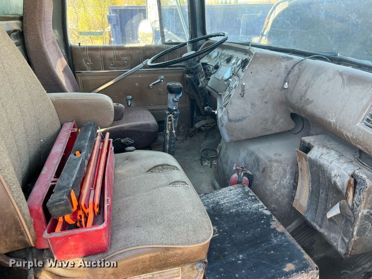 image for item LC9208 1989 Ford LTL9000 dump truck