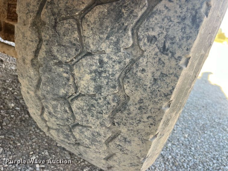 image for item LC9208 1989 Ford LTL9000 dump truck