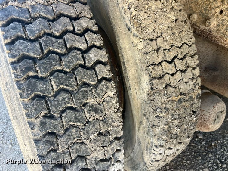 image for item LC9208 1989 Ford LTL9000 dump truck