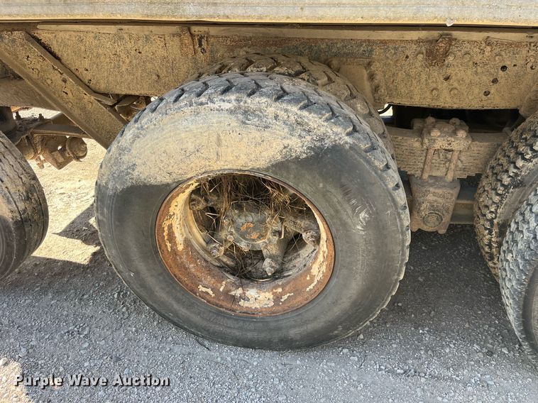 image for item LC9208 1989 Ford LTL9000 dump truck