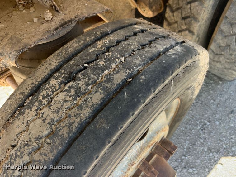 image for item LC9208 1989 Ford LTL9000 dump truck