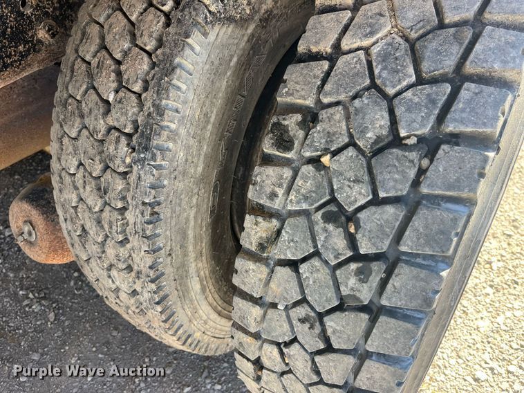 image for item LC9208 1989 Ford LTL9000 dump truck