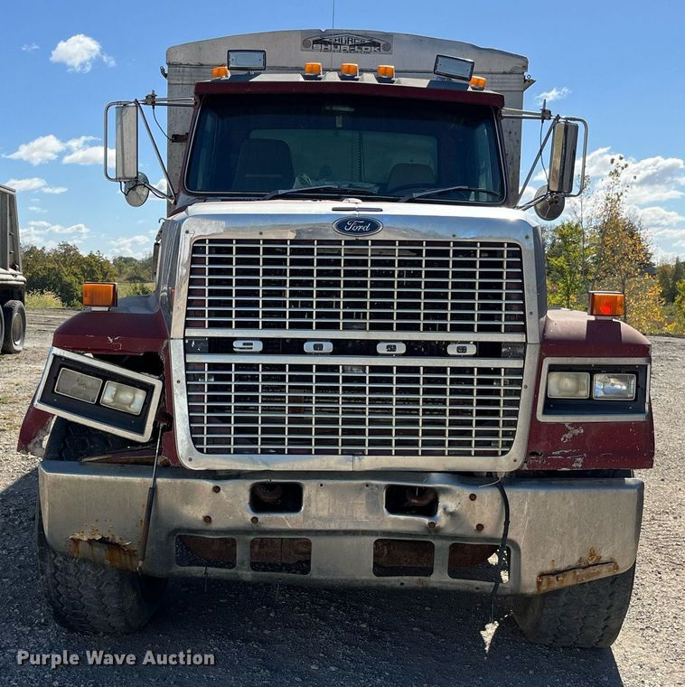 image for item LC9210 1992 Ford LTL9000 dump truck