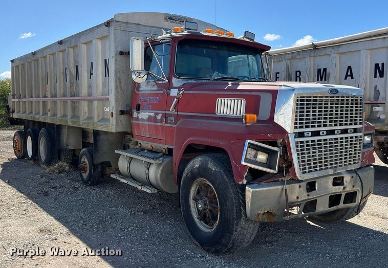 image for item LC9210 1992 Ford LTL9000 dump truck