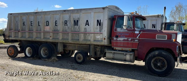 image for item LC9210 1992 Ford LTL9000 dump truck