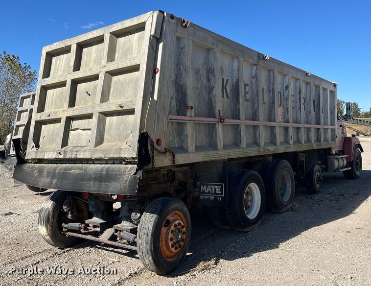 image for item LC9210 1992 Ford LTL9000 dump truck