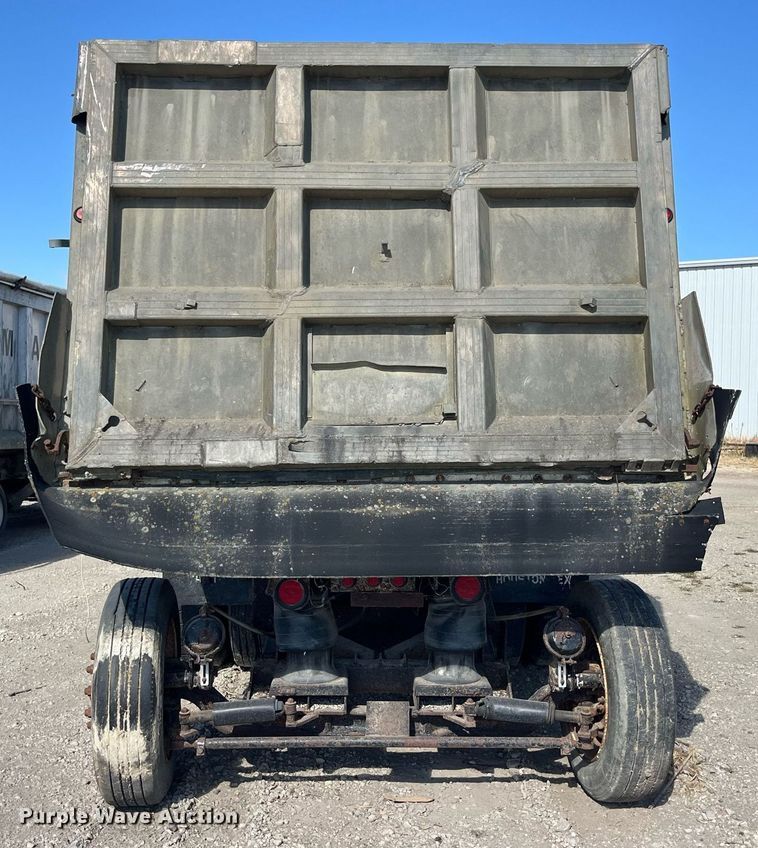 image for item LC9210 1992 Ford LTL9000 dump truck