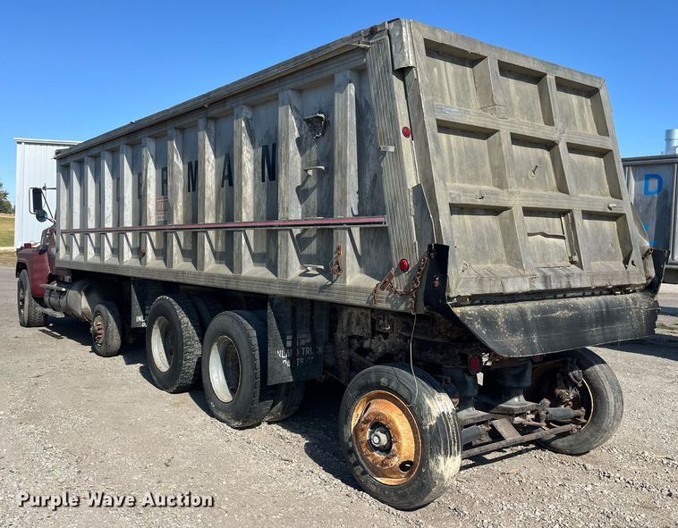 image for item LC9210 1992 Ford LTL9000 dump truck