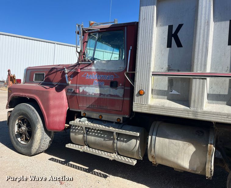 image for item LC9210 1992 Ford LTL9000 dump truck