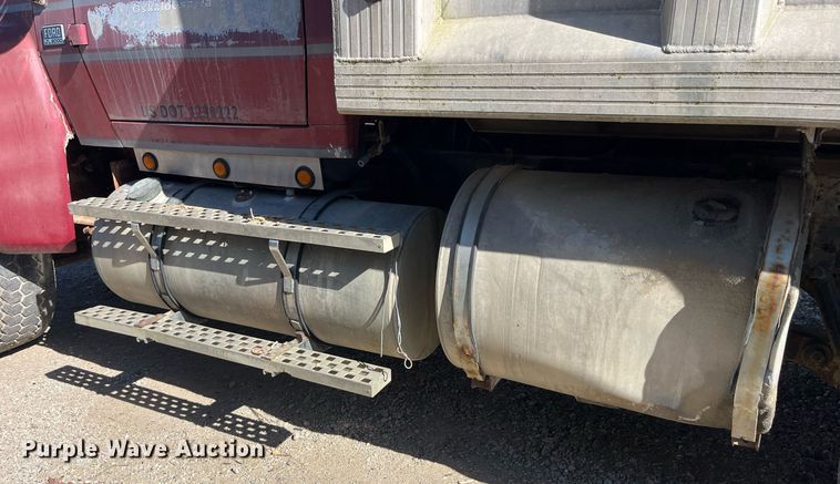 image for item LC9210 1992 Ford LTL9000 dump truck