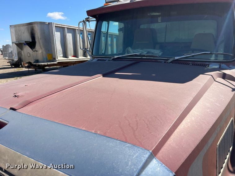 image for item LC9210 1992 Ford LTL9000 dump truck