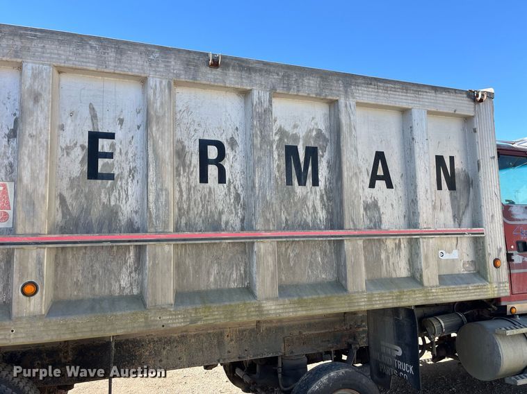 image for item LC9210 1992 Ford LTL9000 dump truck