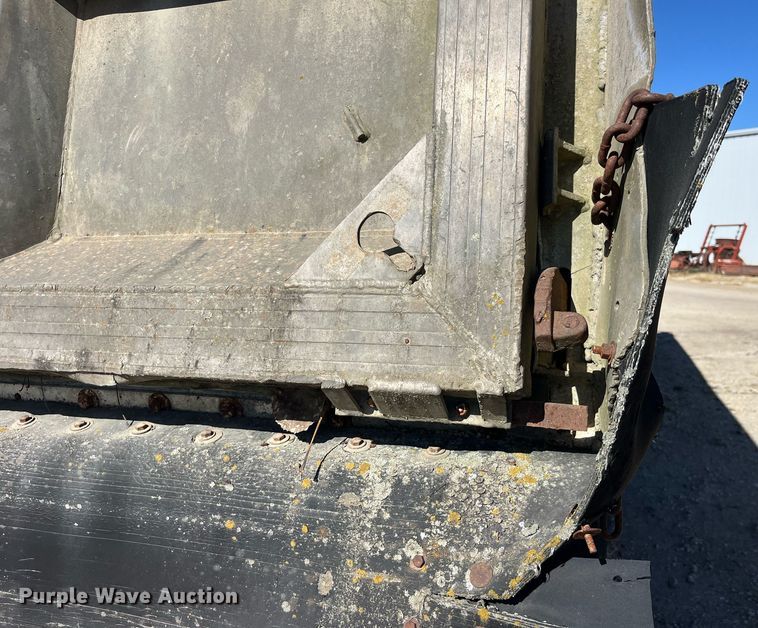 image for item LC9210 1992 Ford LTL9000 dump truck