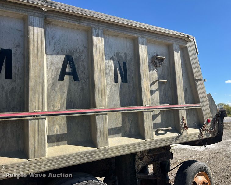 image for item LC9210 1992 Ford LTL9000 dump truck