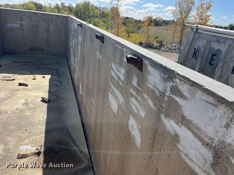 image for item LC9210 1992 Ford LTL9000 dump truck