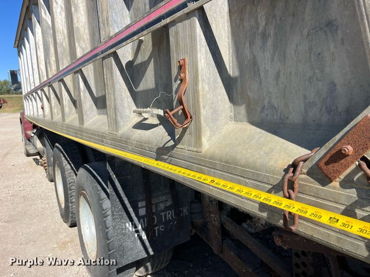 image for item LC9210 1992 Ford LTL9000 dump truck