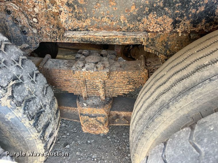 image for item LC9210 1992 Ford LTL9000 dump truck