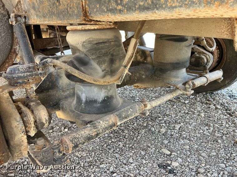 image for item LC9210 1992 Ford LTL9000 dump truck