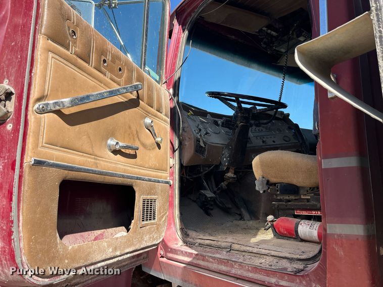 image for item LC9210 1992 Ford LTL9000 dump truck