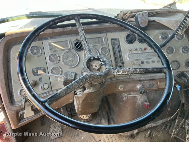 image for item LC9210 1992 Ford LTL9000 dump truck