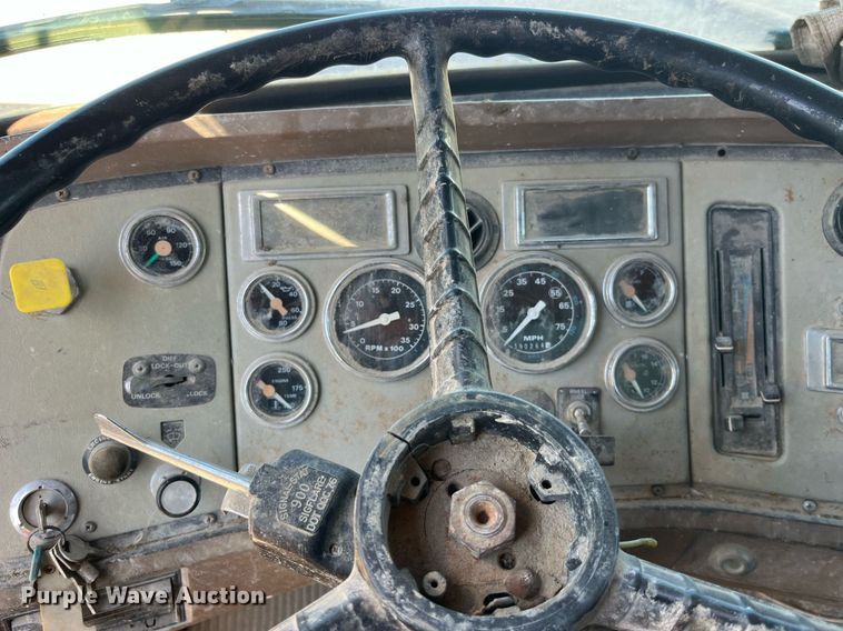 image for item LC9210 1992 Ford LTL9000 dump truck