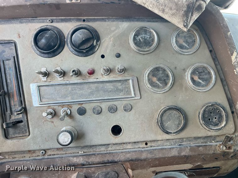 image for item LC9210 1992 Ford LTL9000 dump truck