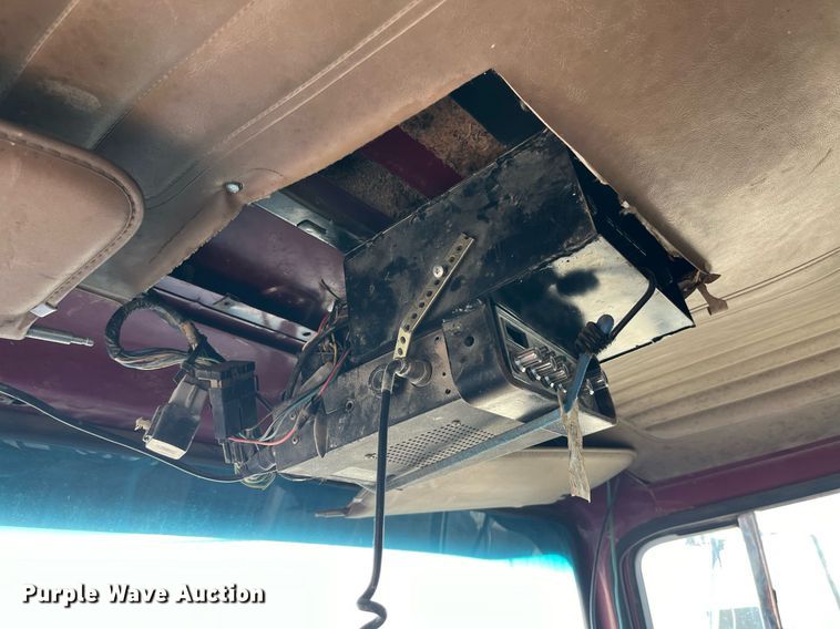 image for item LC9210 1992 Ford LTL9000 dump truck