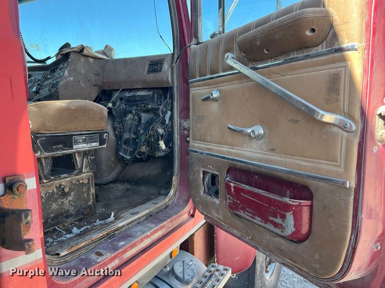 image for item LC9210 1992 Ford LTL9000 dump truck