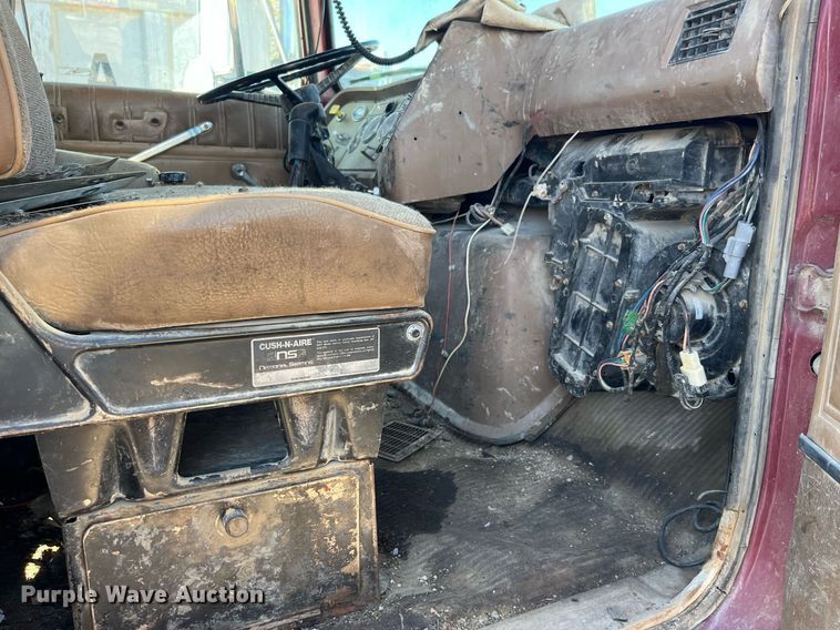 image for item LC9210 1992 Ford LTL9000 dump truck