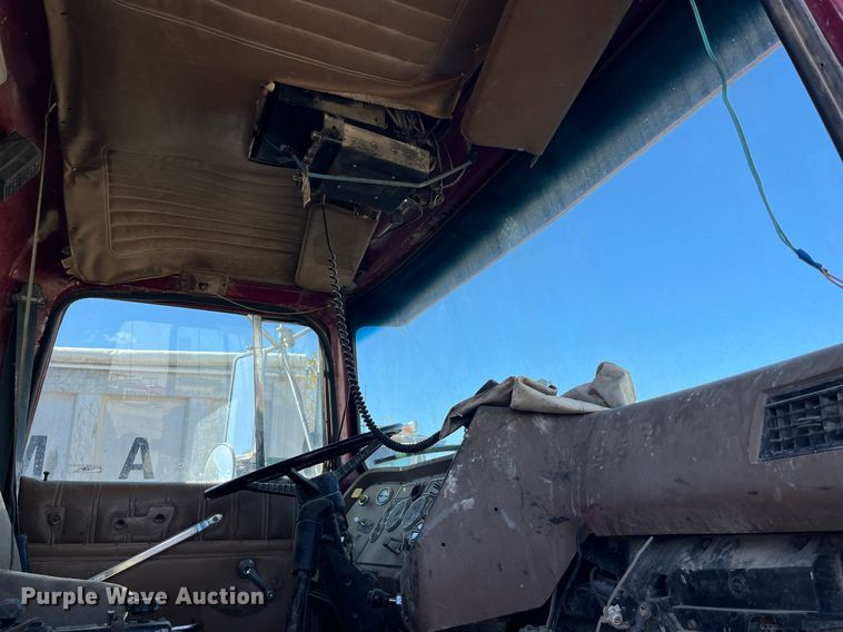 image for item LC9210 1992 Ford LTL9000 dump truck