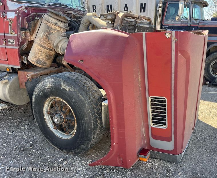 image for item LC9210 1992 Ford LTL9000 dump truck