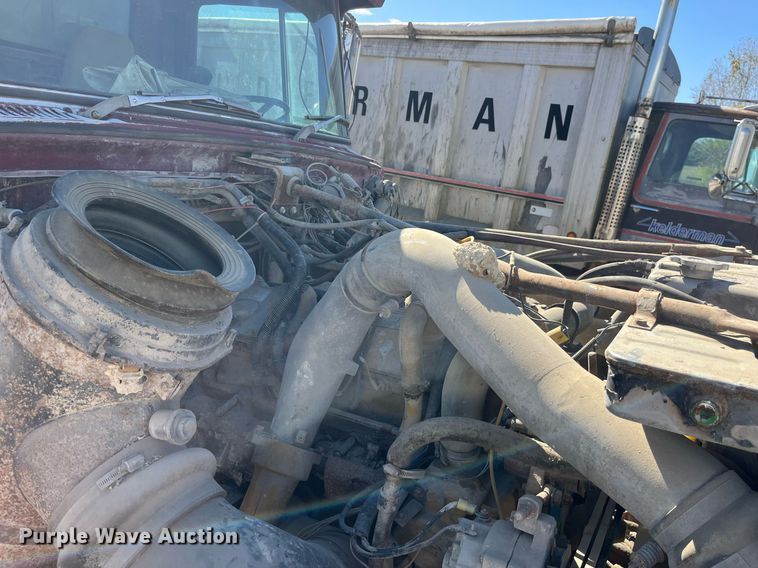 image for item LC9210 1992 Ford LTL9000 dump truck