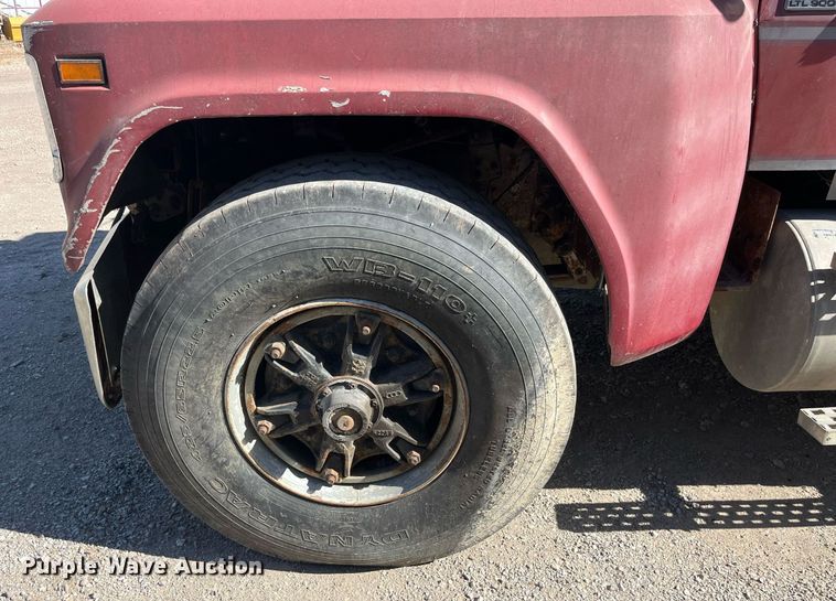 image for item LC9210 1992 Ford LTL9000 dump truck