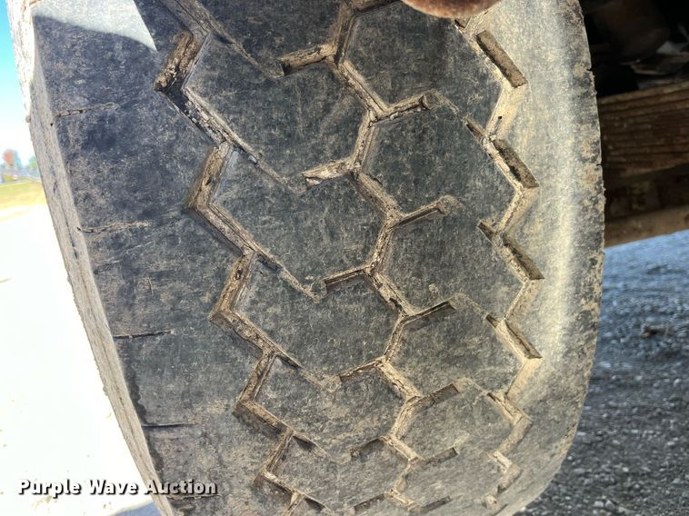 image for item LC9210 1992 Ford LTL9000 dump truck