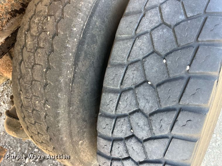 image for item LC9210 1992 Ford LTL9000 dump truck