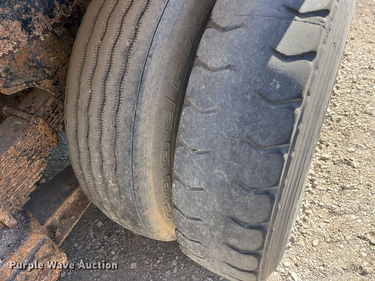 image for item LC9210 1992 Ford LTL9000 dump truck