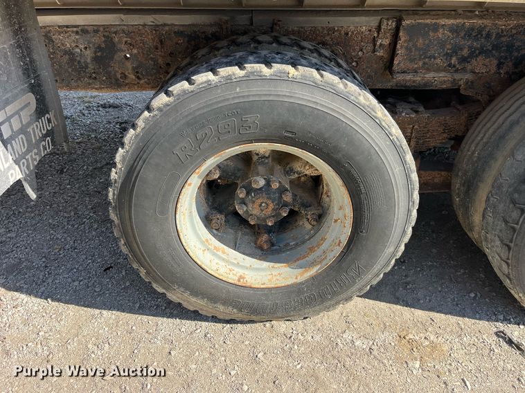 image for item LC9210 1992 Ford LTL9000 dump truck