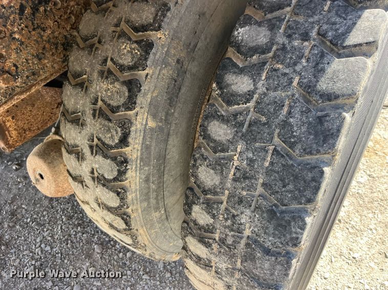 image for item LC9210 1992 Ford LTL9000 dump truck