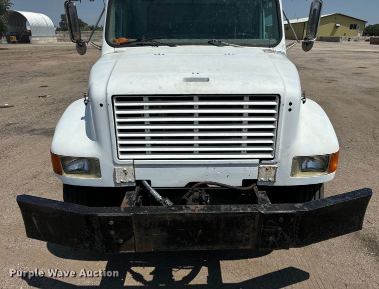 image for item LF9841 2000 International 4900  dump truck