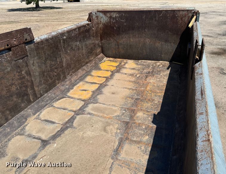 image for item LF9841 2000 International 4900  dump truck