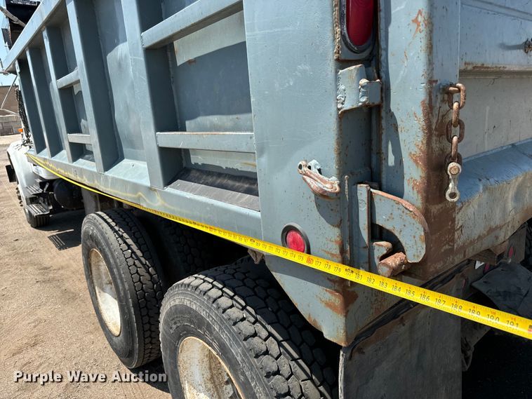 image for item LF9841 2000 International 4900  dump truck