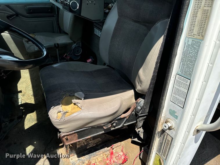 image for item LF9841 2000 International 4900  dump truck