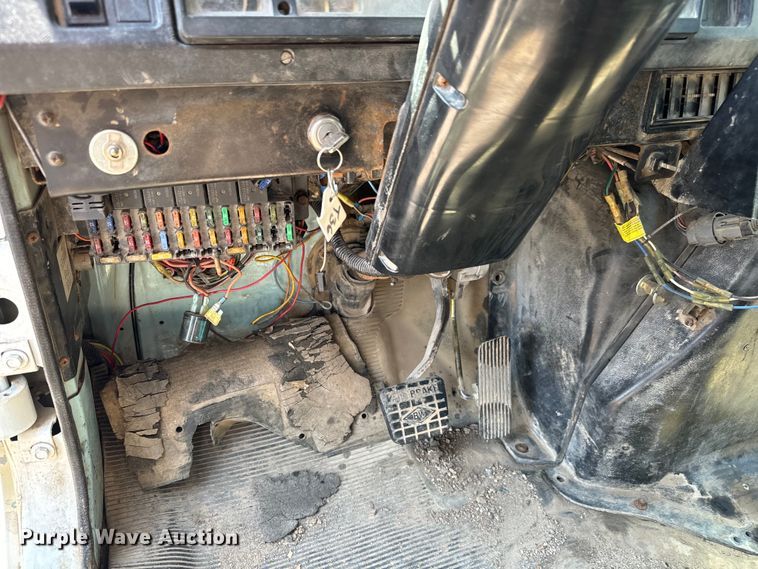 image for item LF9841 2000 International 4900  dump truck