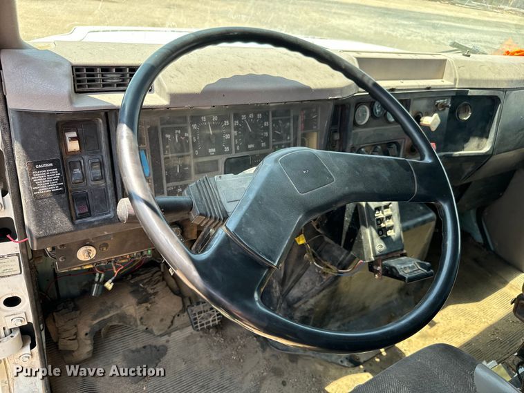 image for item LF9841 2000 International 4900  dump truck