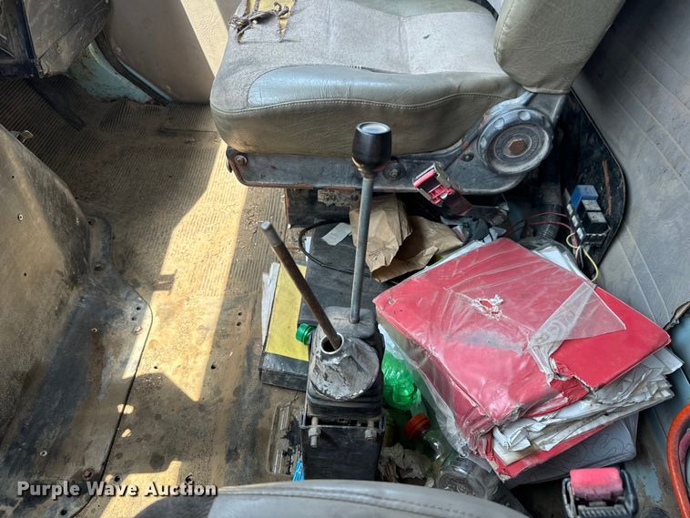 image for item LF9841 2000 International 4900  dump truck