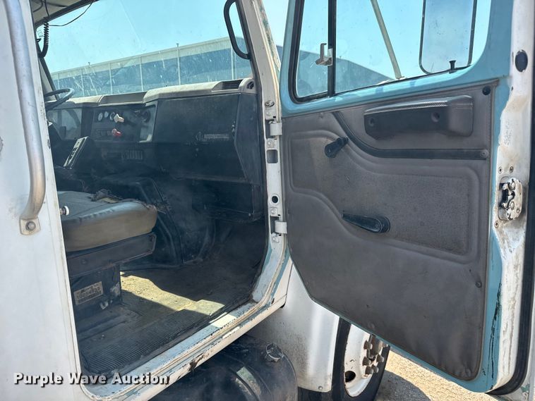 image for item LF9841 2000 International 4900  dump truck