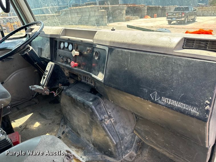 image for item LF9841 2000 International 4900  dump truck