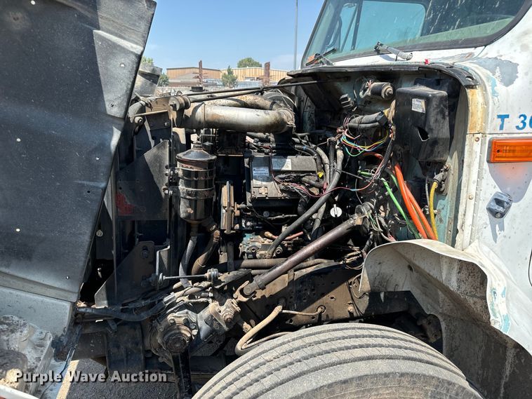 image for item LF9841 2000 International 4900  dump truck