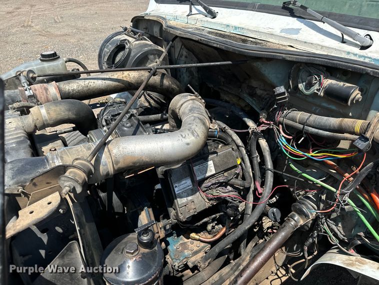 image for item LF9841 2000 International 4900  dump truck