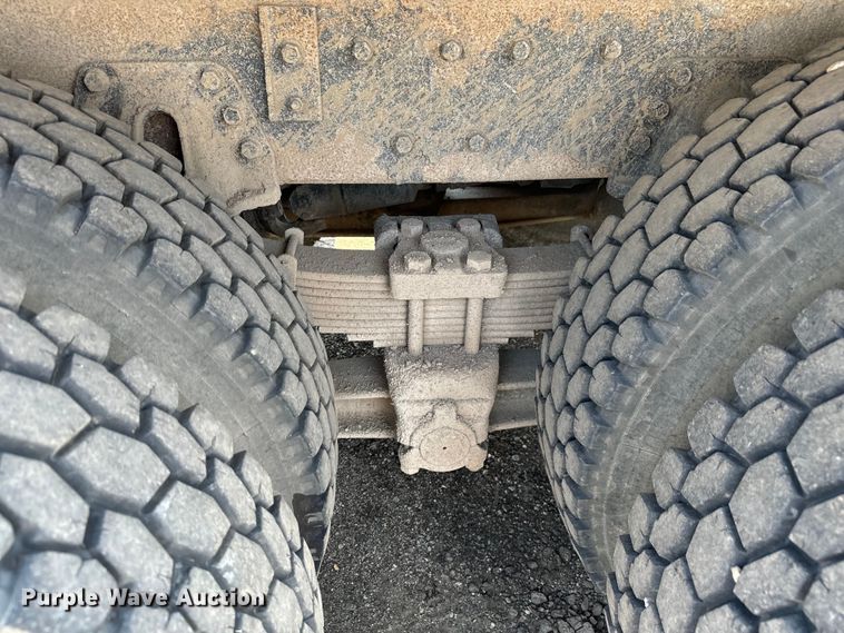 image for item LF9841 2000 International 4900  dump truck